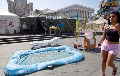 На Майдане появился бассейн перед палаткой Крыма