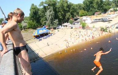 В Киеве парень спрыгнул с моста и погиб