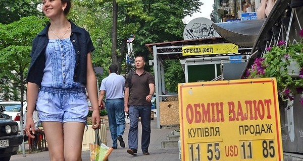 Курс доллара держится ниже 12 гривен