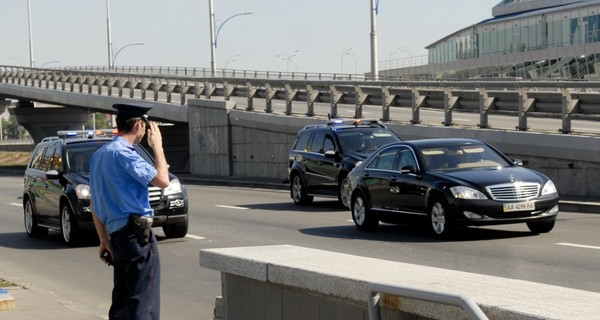 С пути президентского кортежа убирают торговцев, а водители готовятся к пробкам