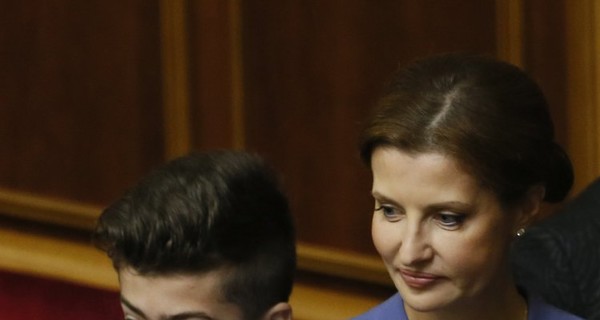 Марина Порошенко пришла на инаугурацию мужа в шелковом платье с цветами на рукавах 