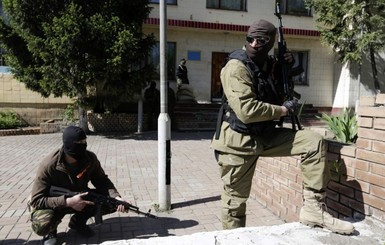 В Донецке сторонники ДНР освободили здания НБУ и налоговой