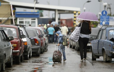 Луганчане, спасаясь от войны, сутками стоят в билетных кассах и осаждают офисы нотариусов