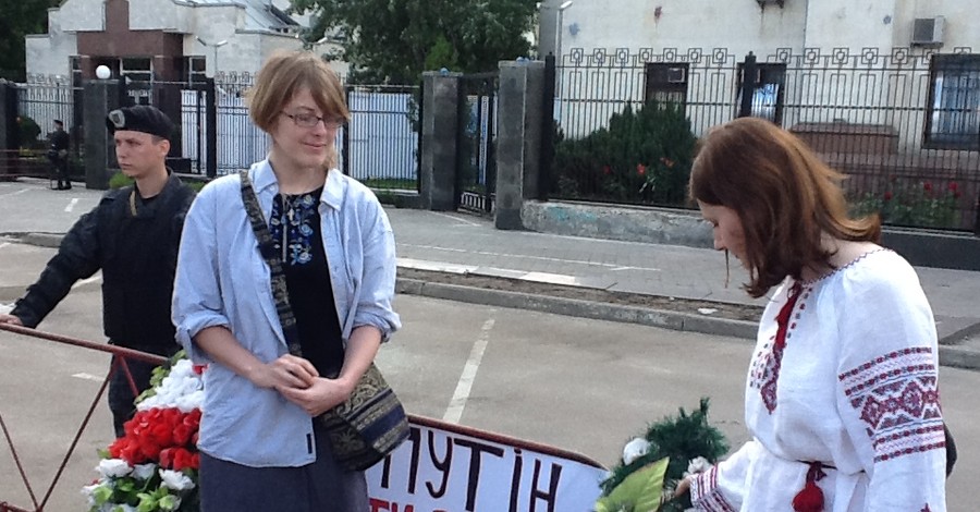 В Киеве к посольству России принесли венки