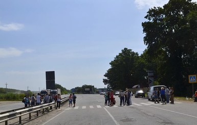 В Черновцах матери и жены воюют за своих мужчин 