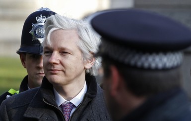 Беглец-основатель WikiLeaks продефилирует по подиуму