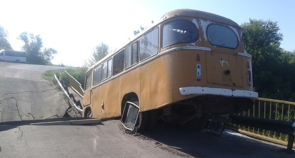 На Луганщине взорвали мост через реку Северский Донец