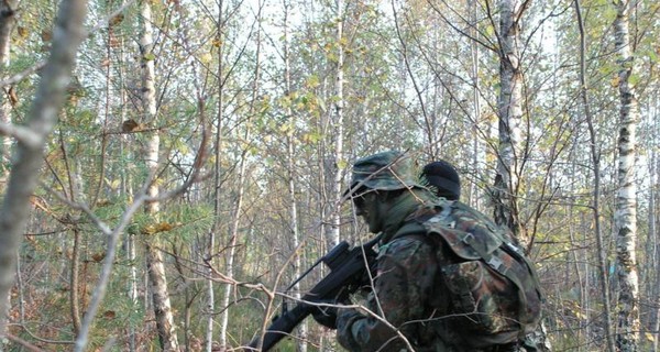 Под Киевом людей перепугали вооруженные страйкоболисты в камуфляже