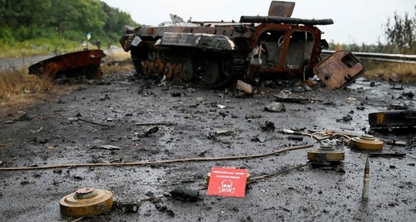 В Донбассе на снарядах и минах погибли двое гражданских, семеро ранены