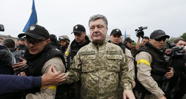 Порошенко отказался ехать на футбол в Бразилию