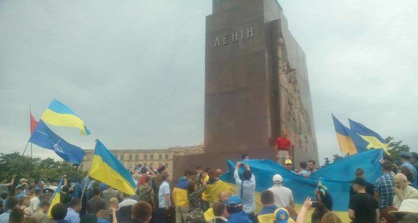 В Харькове у памятника Ленину произошла потасовка между митингующими