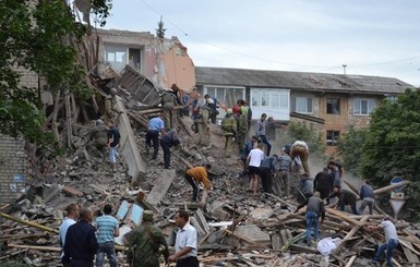 В Снежном под завалами дома погибли 11 человек