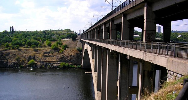 В Запорожье у моста бросили машину, 