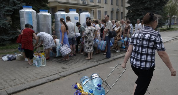 Донбасс: Люди сидят без света и воды и жалуются на отравление 