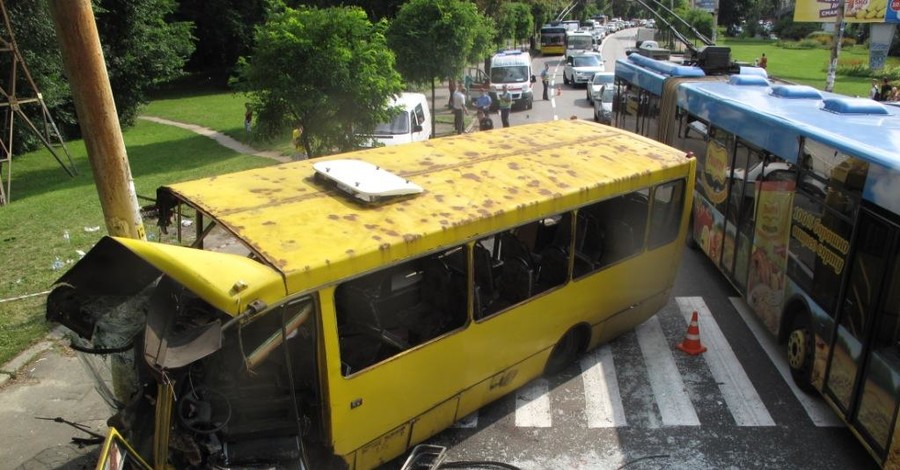 В Киеве водитель маршрутки покалечил 15 пассажиров