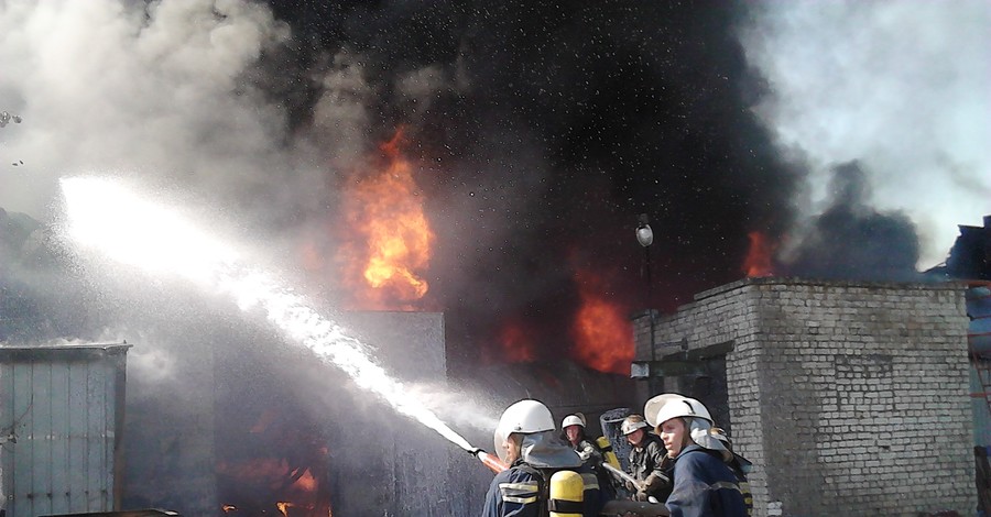 Огромный пожар на Выдубичах тушили водой из речки Лыбидь