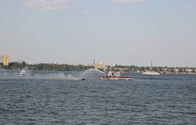 В Днепропетровске посреди реки вспыхнул катер