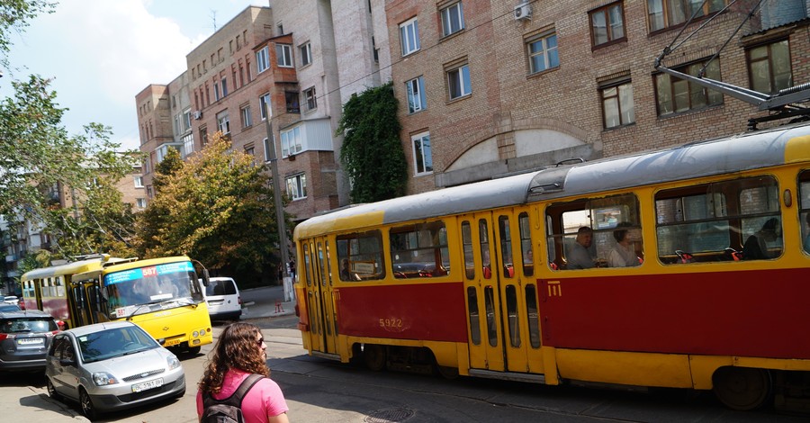 На Подоле остановился транспорт