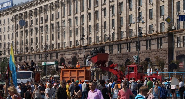 В центре Киева начали разбирать баррикады