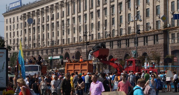 К Майдану подтянулись люди в камуфляже, обстановка обостряется