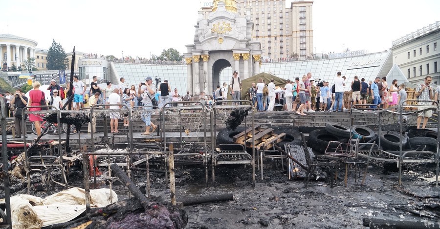 Снос палаток на Майдане: активисты подожгли шины и мусор