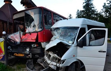 На Прикарпатье лоб в лоб столкнулись два автобуса 