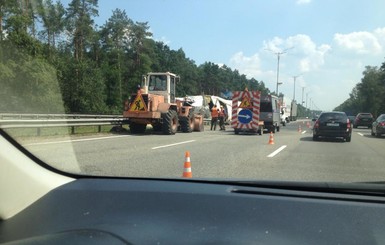 В Киеве на трассе перевернулась фура