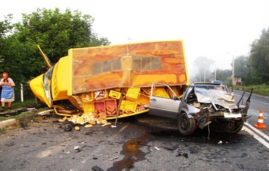 На Хмельниччине иномарка с детьми врезалась в фургон: погиб водитель