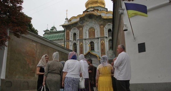 Выборы главы УПЦ МП: под Киево-Печерскую лавру пришли неизвестные с плакатами  