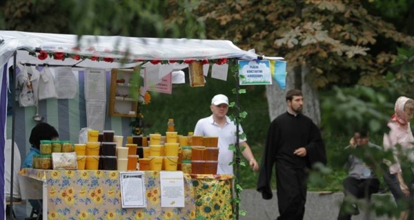 В киосках у Лавры идет торговля касками и флягами