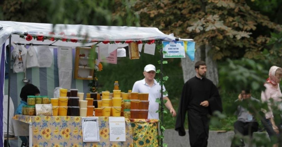 В киосках у Лавры идет торговля касками и флягами