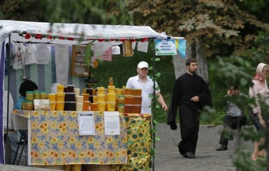 В киосках у Лавры идет торговля касками и флягами