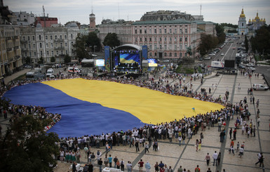 Самый большой украинский флаг развернули на Софиевской площади