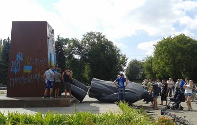 Ленины продолжают падать: за выходные – три поваленных памятника