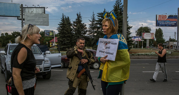 Нью-Йорк Таймс: женщину с украинским флагом привязали к столбу в Донецке