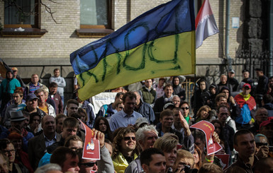 Митингующие под Администрацией президента: 