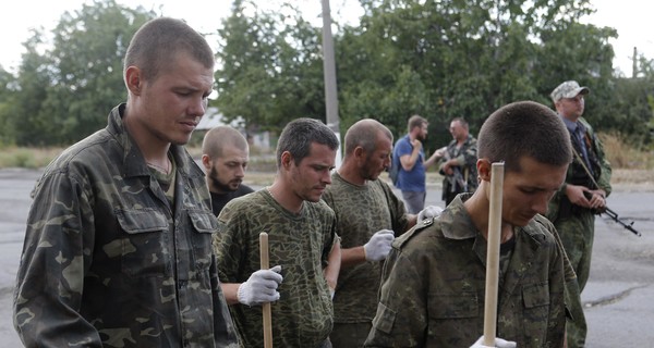 В Снежном украинских военнопленных вывели к людям