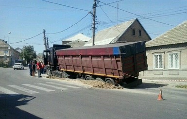 Фура с донецким углем провалилась в Мелитополе  