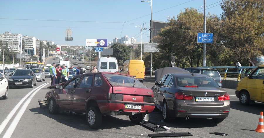 В Киеве серьезное ДТП парализовало движение на двух проспектах