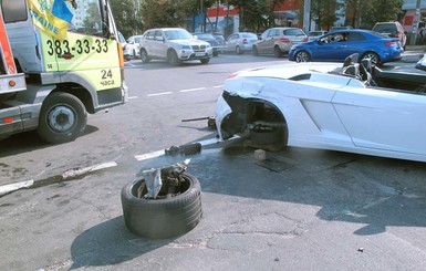 В центре Киева молодой парень разбил машину стоимостью четыре миллиона