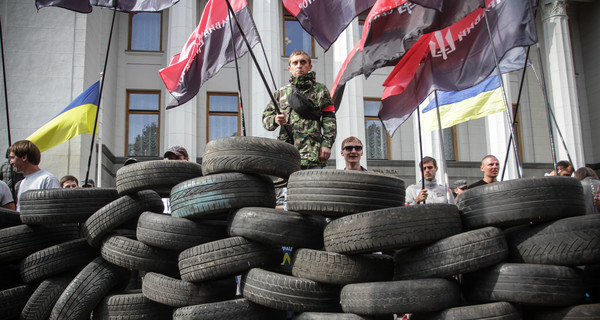 Митингующие принесли под Раду шины: 