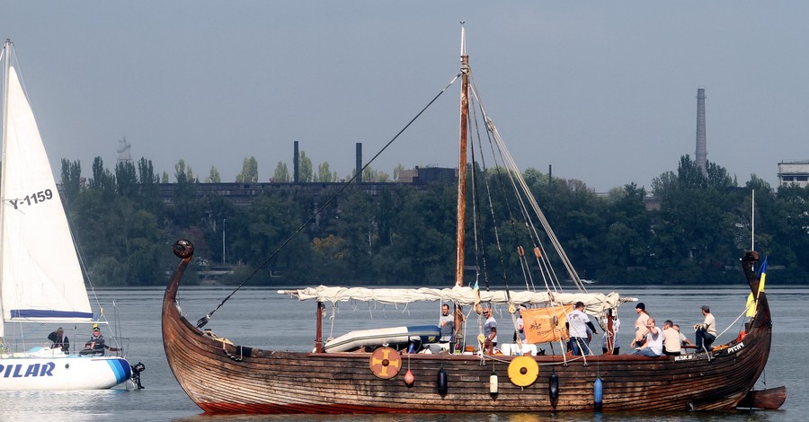 Древнеславянская ладья вернулась в Днепропетровск из кругосветки