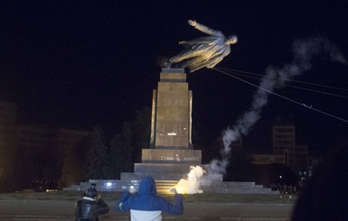 Харьковского Ленина разобрали по кусочкам: ухо отправят в зону АТО