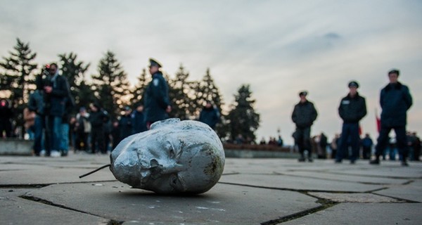 В Северодонецке после поджога демонтировали Ленина