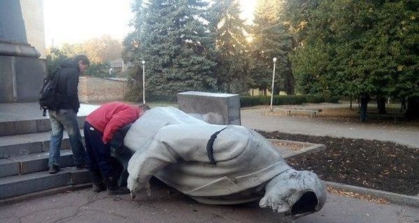 В Кривом Роге повалили очередного Ленина