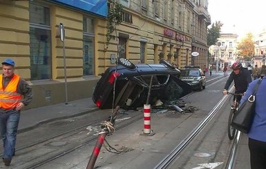 В центре Львова в пешеходной зоне перевернулся автомобиль