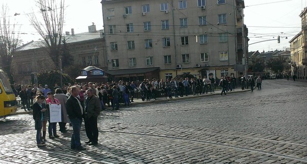 Во Львове родственники военнослужащих перекрыли центр города