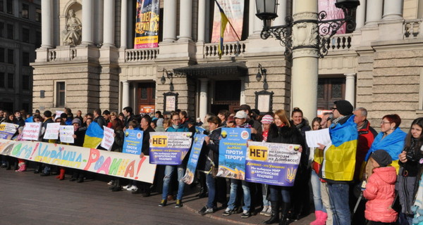 Во Львове переселенцы протестуют против выборов на Донбассе