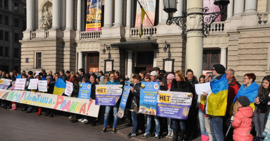 Во Львове переселенцы протестуют против выборов на Донбассе