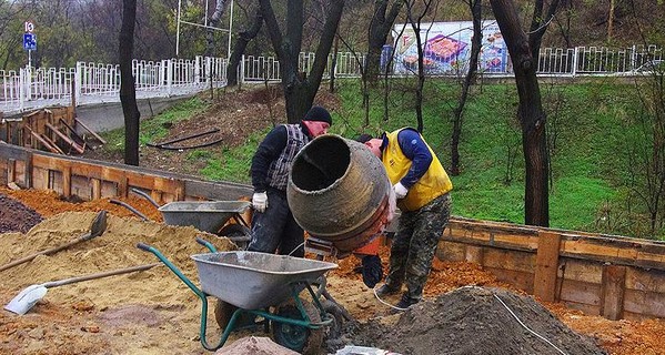 На одесской Трассе здоровья появились бетономешалки: паркинг продолжают строить